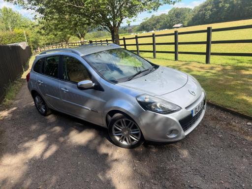 2011 RENAULT CLIO 1.6 VVT GT LINE TOMTOM SPORT TOURER AUTO EURO 5 5DR PRICE... photo
